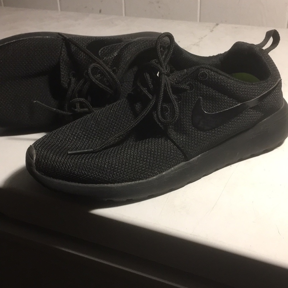 Boys/ girls black nikes
